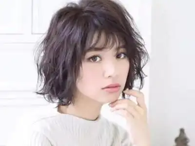 显瘦短卷发发型 方圆脸短发look