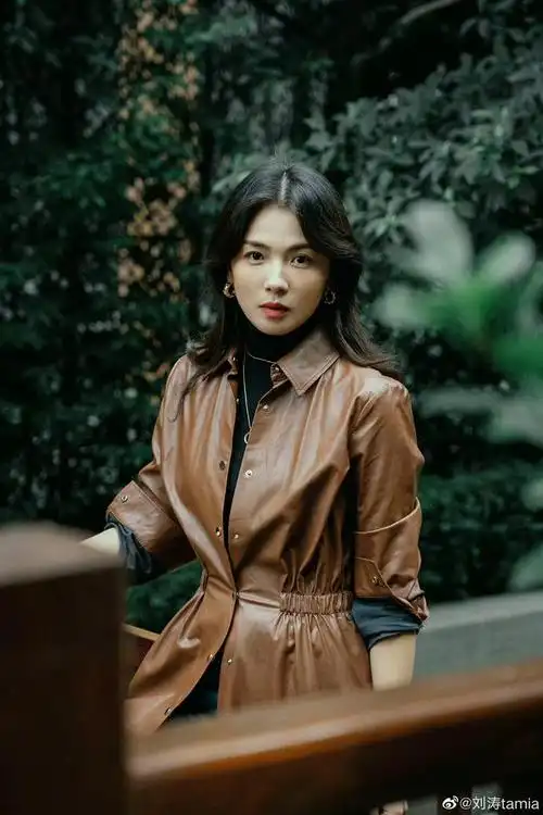 两者相辅相成,娱乐圈中就有很多气质出众又很会穿衣搭配的女明星,无论