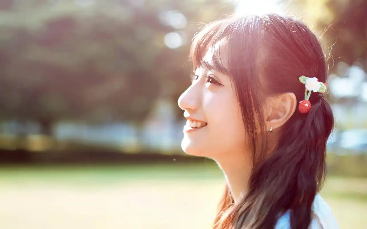 可爱文艺美女户外唯美写真高清电脑桌面壁纸