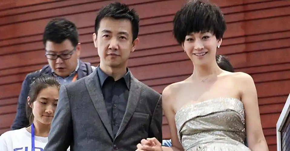 李小冉和鄢颇什么时候在一起的(梅婷前夫鄢颇与李小冉的故事)-韩剧网-