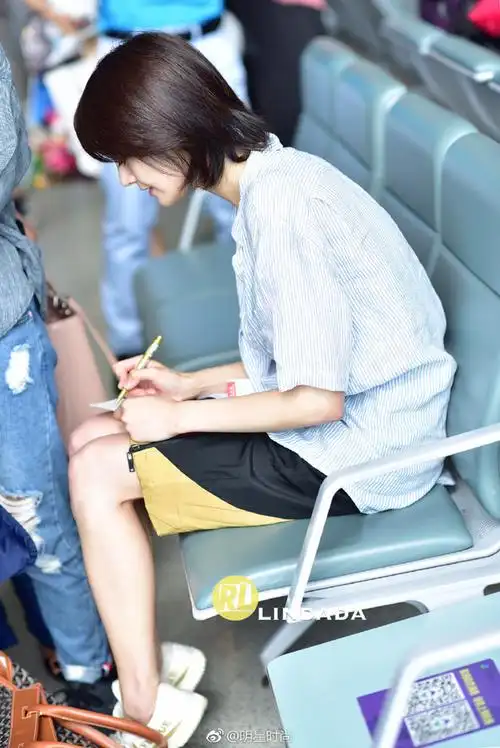 郑爽素颜现身机场,全程捂着嘴巴,真相令人心疼!