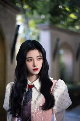 鞠婧祎女团风跨年造型