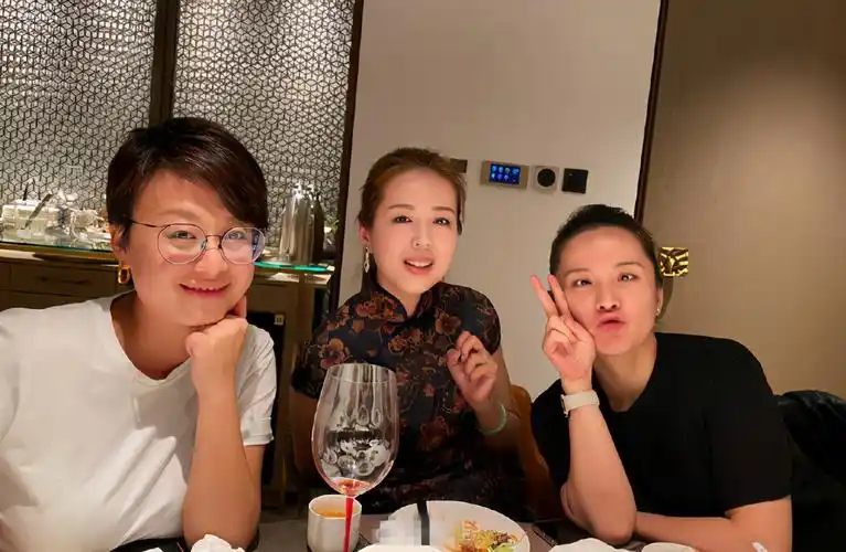 靳东老婆与妹妹合影,素颜笑出一脸褶,妹妹打扮贵气美貌不输姐姐