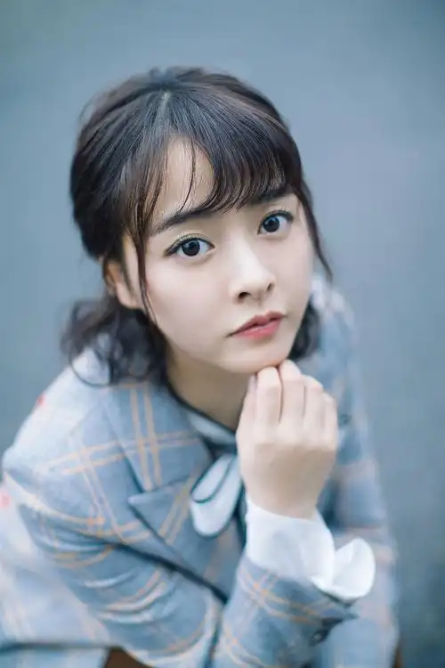 余心恬曝英伦风街头写真可爱干练神似女侦探