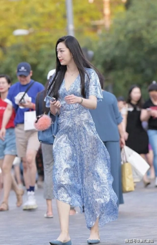 街拍:蓝色高跟鞋搭配天蓝色连衣裙,给人一种超凡脱俗的女王气质