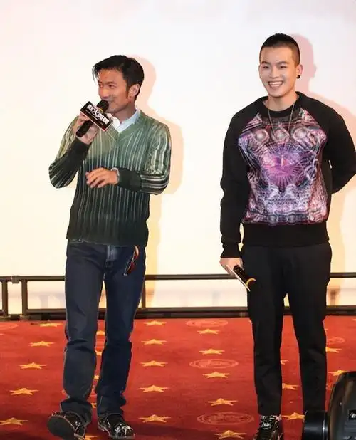 在综艺节目上,海清公开向欧豪提问:"长发还是短发,你更喜欢哪种女生?