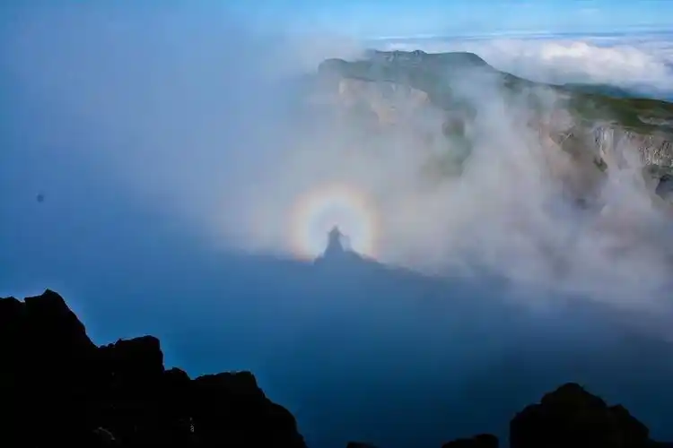 长白山惊现罕见佛光,佛光成七彩,斑斓如日珥.