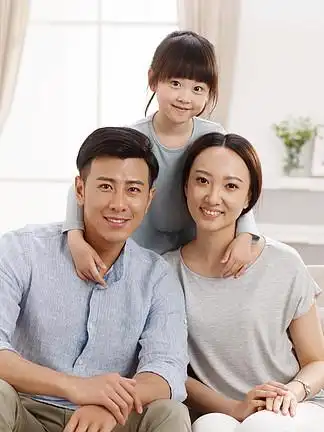 634幸福的一家三口坐在客厅里635310非常幸福的情侣摆在相机后的建议