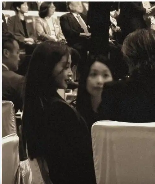 还有网友又将去年她看秀的黑历史搬出来了.