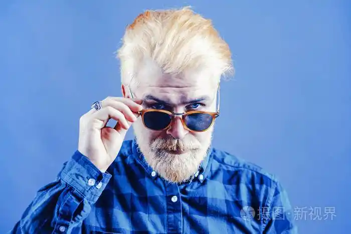 戴着墨镜留着胡子的时髦男人墨镜戴墨镜的男人的肖像戴着墨镜的自信
