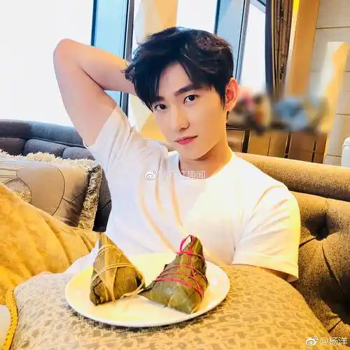 【江疏影生日关注杨洋】娜扎,杨洋分别为江疏影庆生,娜扎直言自己是