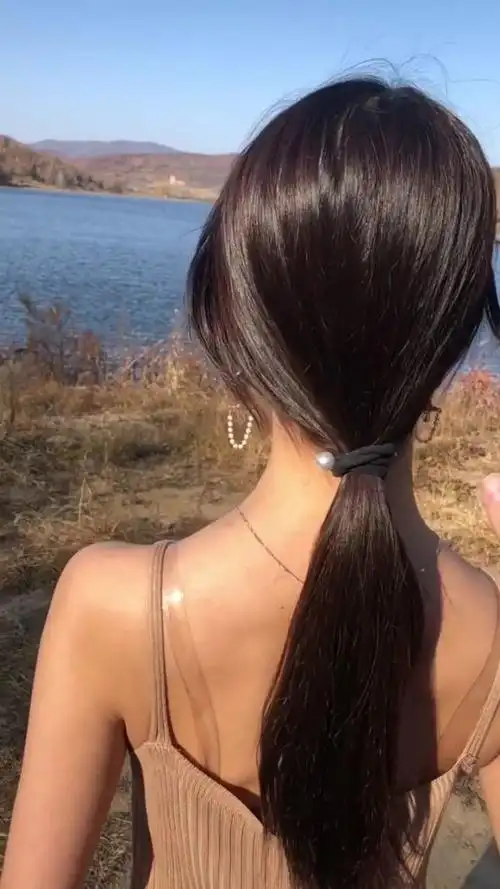 一首歌形容,黑头发飘起来飘起来