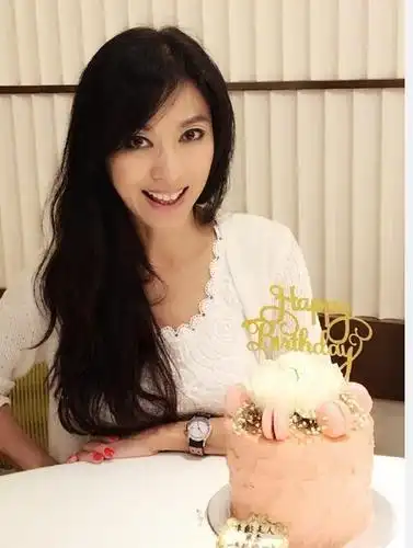 "米雪在微博晒出家人与朋友为她庆祝61岁生日的照片,驻颜有术的米雪