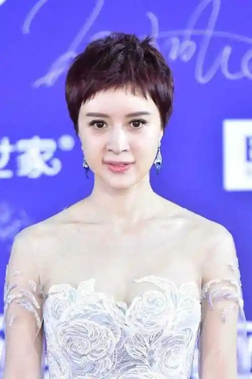 金巧巧难得高调打扮,穿薄纱抹胸式连衣裙配短发流行,性感又迷人