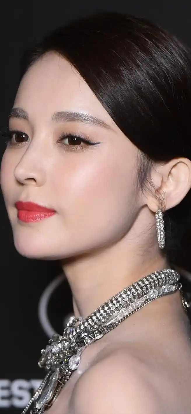 看了古力娜扎的高清怼脸生图,终于明白什么叫"新疆第一美女"了