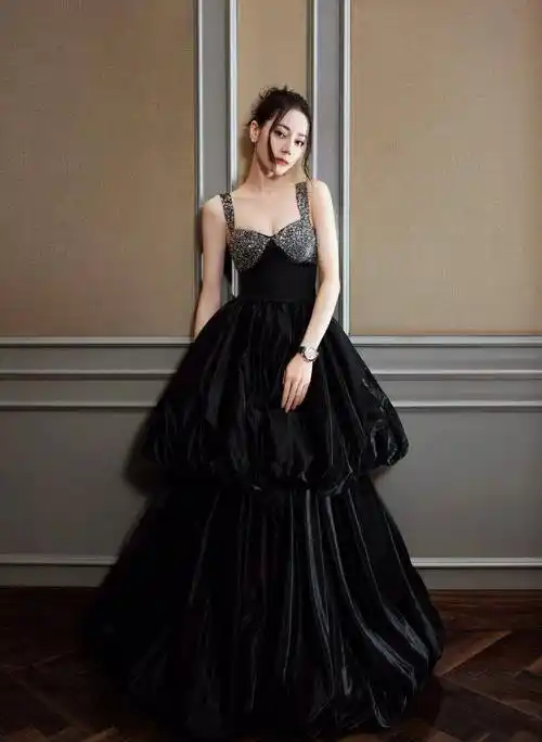穿黑色晚礼服尽显女人味,高鼻梁太好看_造型_活动_女明星