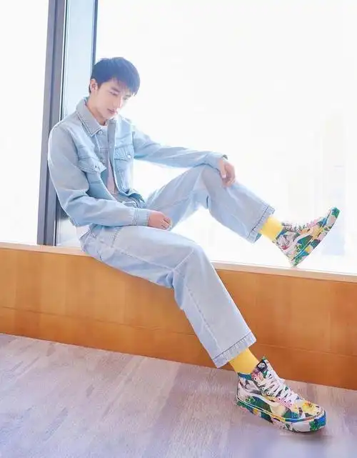 了一双运动鞋,表面的印花和渔夫帽上的完全一致,看上去也是潮裤十足