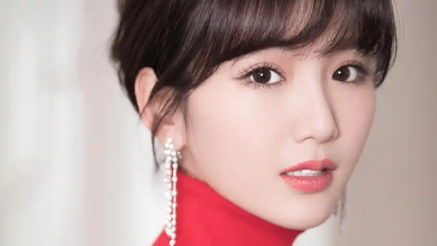 毛晓彤美女明星红色毛衣高清电脑桌面壁纸