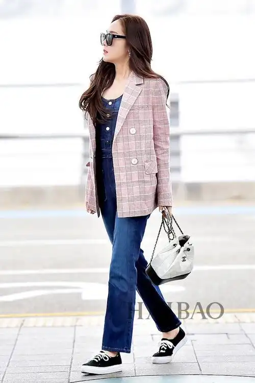 郑秀妍2018年3月25日韩国仁川机场街拍:身着on&on格纹西服,搭配frame