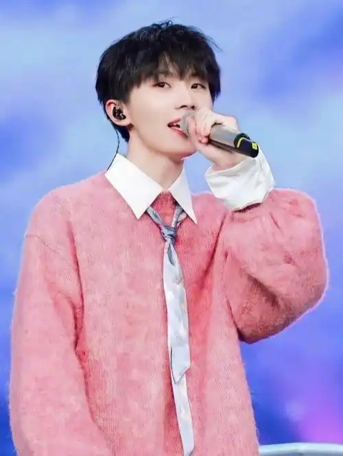 tnt时代少年团马嘉祺  #pink  #每日穿搭  #宝藏男孩  是粉色的许马