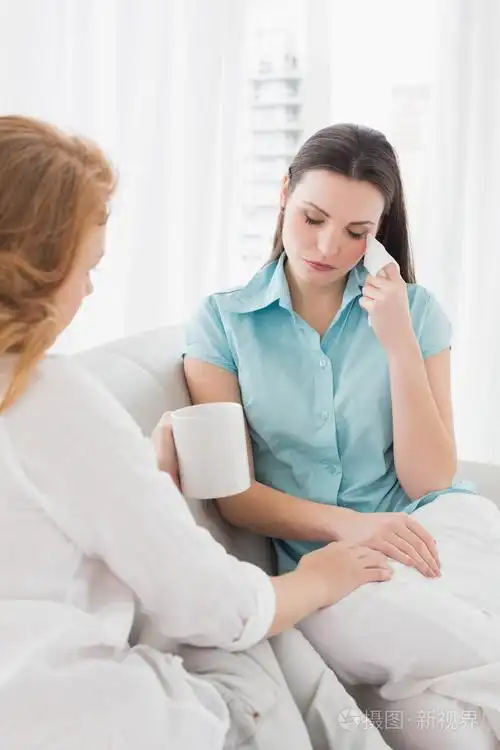 安慰哭泣的女性朋友在家里的女人