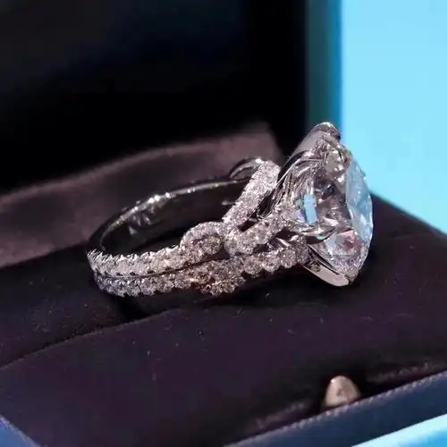 上官福深圳婚戒定制店10克拉钻石钻戒欣赏