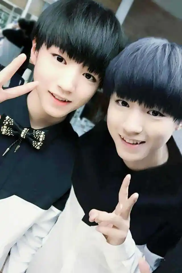 照片中,王俊凯和一群人一起走下飞机,戴上黑色口罩,见到镜头拍摄眼神