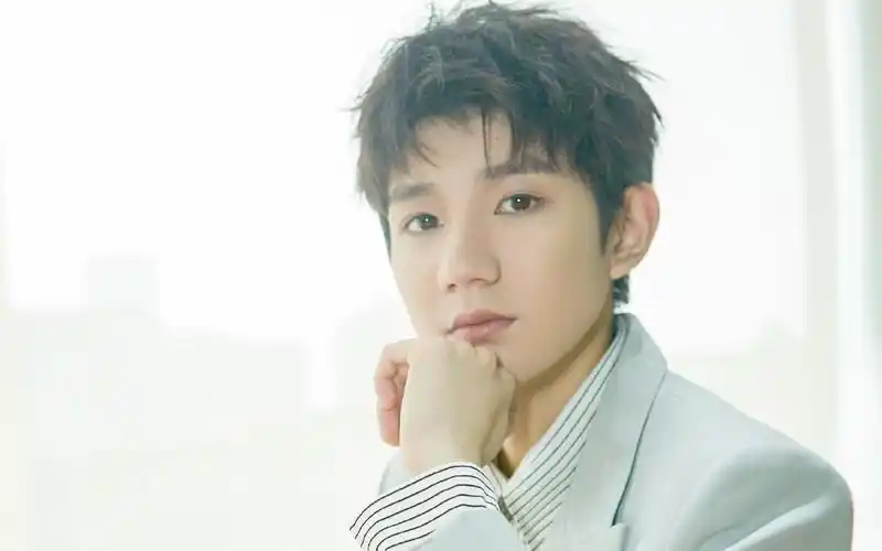 王源俊朗帅气写真桌面壁纸