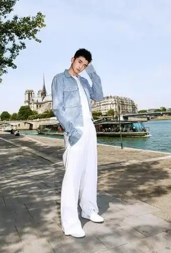 简介:张云龙巴黎帅气清新街拍写真图片,分享一组张云龙图片给大家,图