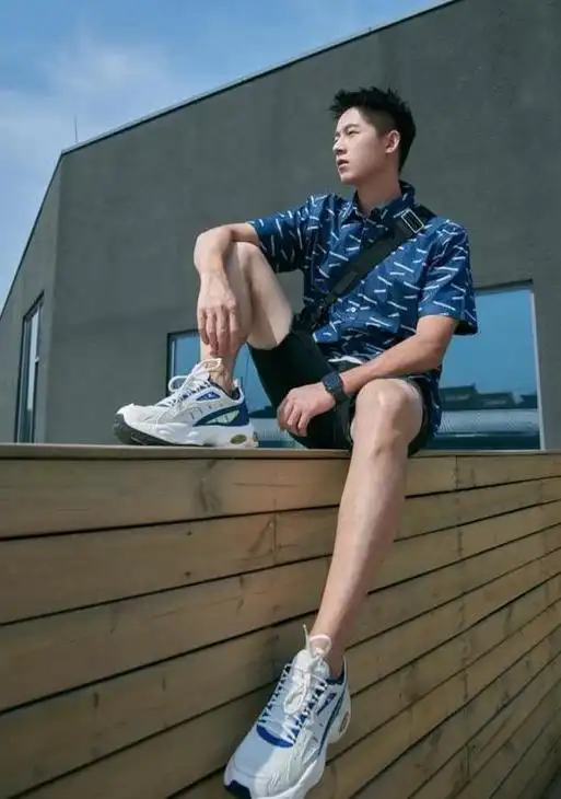 肖战将衬衫短裤穿搭带火了,青春有活力,连男生都会多看你几眼