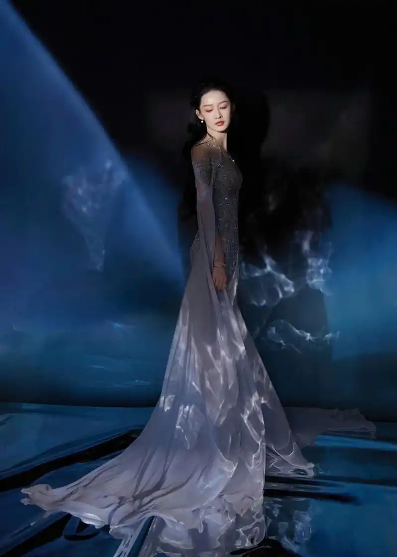 李沁gq时尚盛典美人鱼造型大片来袭,   粼粼波光,梦幻水镜.