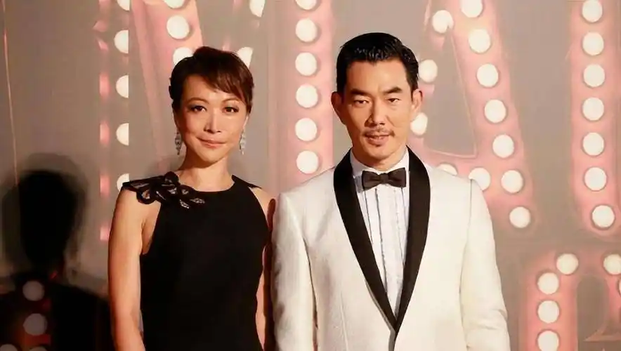 任贤齐夫妇亮相,53岁老婆穿黑色长裙高挑又贵气,气场盖过任贤齐