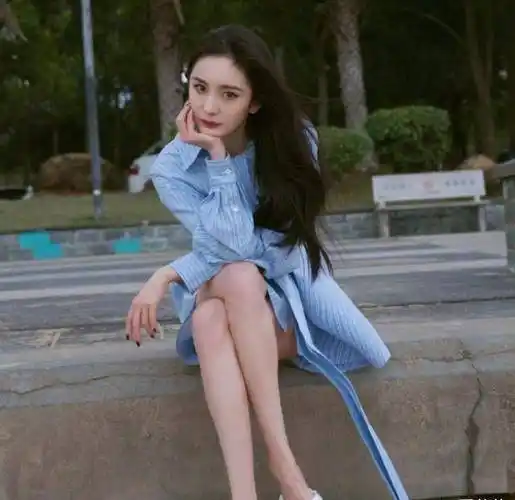 原创嘉行一姐杨幂挑战10cm热裤旅行这身材爱了爱了