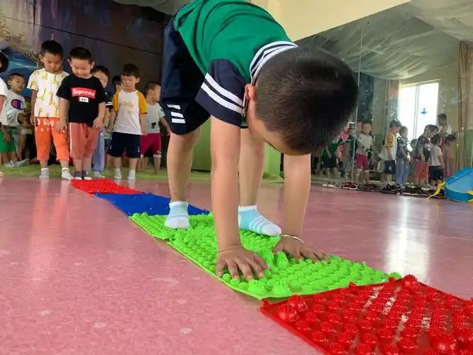 刘家疃幼儿园小二班体智能—《欢乐指压板》