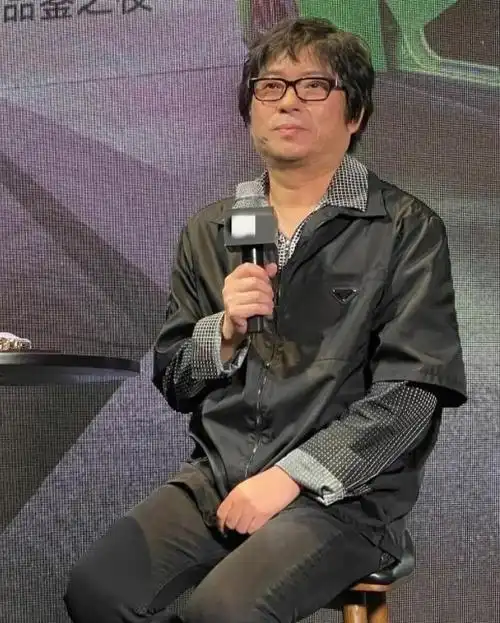 瘦了后的高晓松"生图"来了,穿搭很潮,但是多了丝沧桑