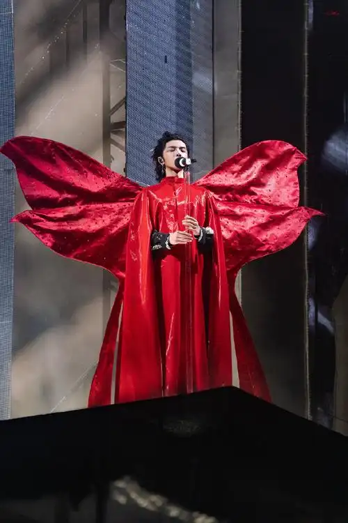 今天就是要红红火火@华晨宇yu这组感觉仙气飘飘,天什么神什么降临人间