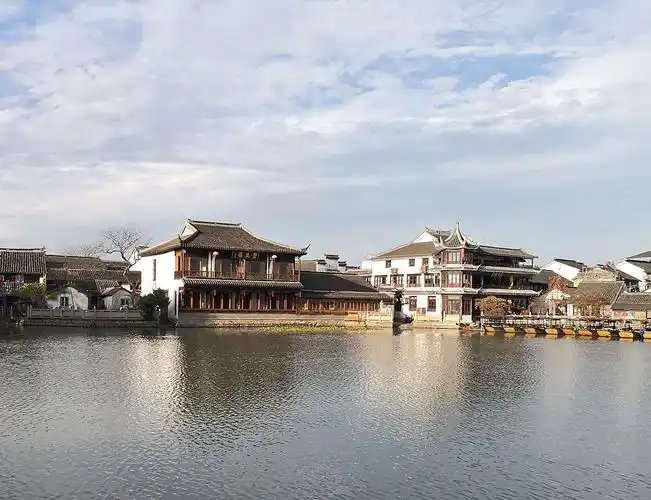 建筑简约古朴,典型的江南水乡风格.