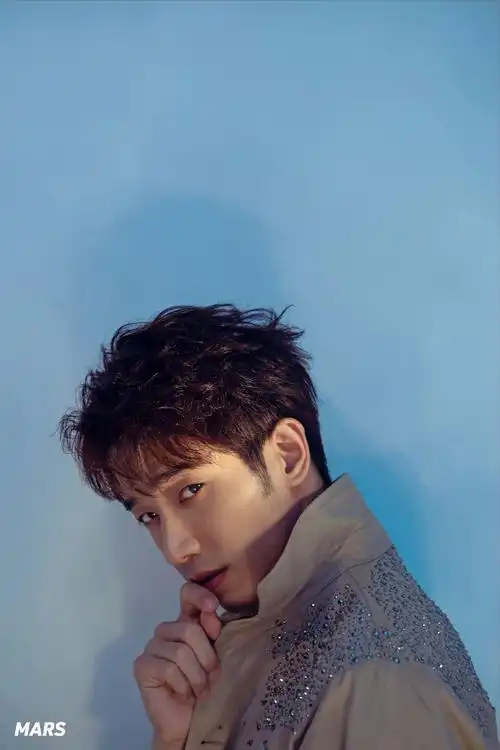 mars星纪时尚电子刊##刘以豪冷峻光影红调大片