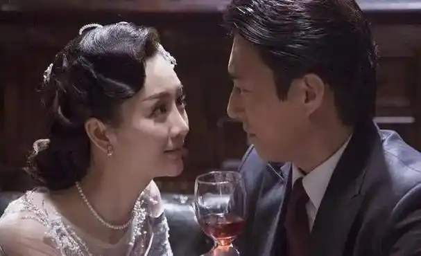 王鸥"戏水照"遭全网传,看她素颜下真实肌肤,难怪直男那么爱他