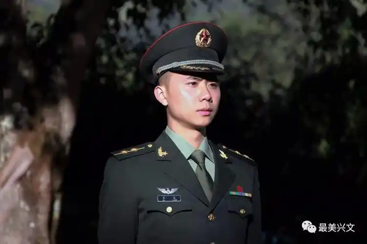 帅炸了兴文这个90后军官要出名快看看你认识不