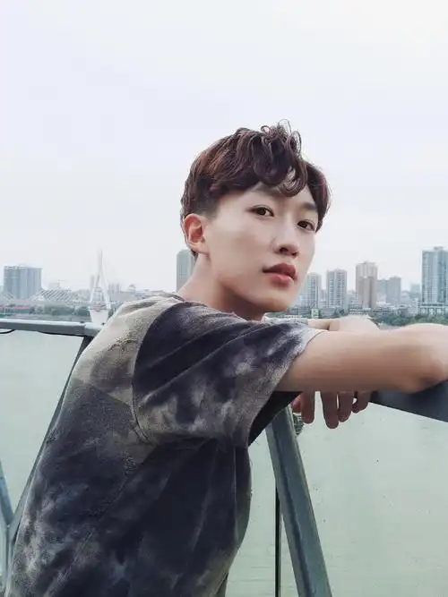 男神校草告白季,专属爱意不限定!