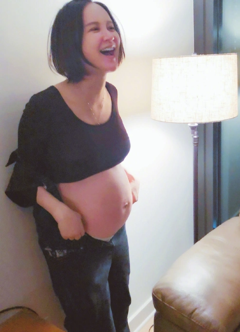 最真实的明星孕妇!张歆艺怀孕胖到不忍直视,出席活动礼服很居家