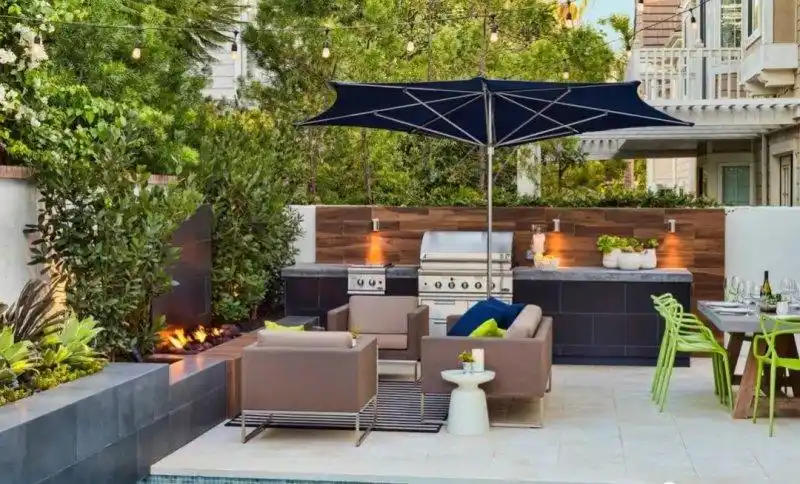 现代别墅庭院享受惬意时光