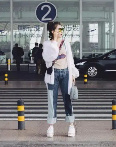 万茜一改往日攻气风格背心搭针织衫走机场少女系穿搭青春时尚