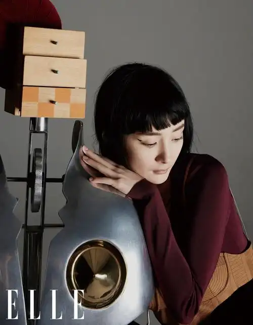 杨幂飒爽短发造型曝光 御姐范十足