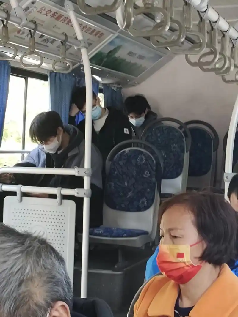 在公交车拍到的帅哥,抬头的时候没敢拍.