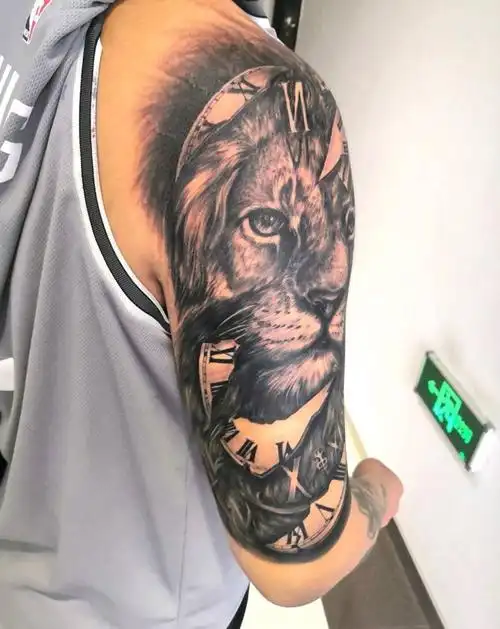 大臂狮子写实纹身图片_手臂欧美写实纹身图案