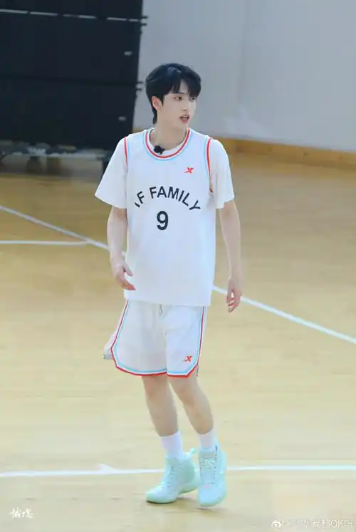 官宣#前年运动会休息时在和粉丝积极互动的严浩翔 射箭篮球运动样样行