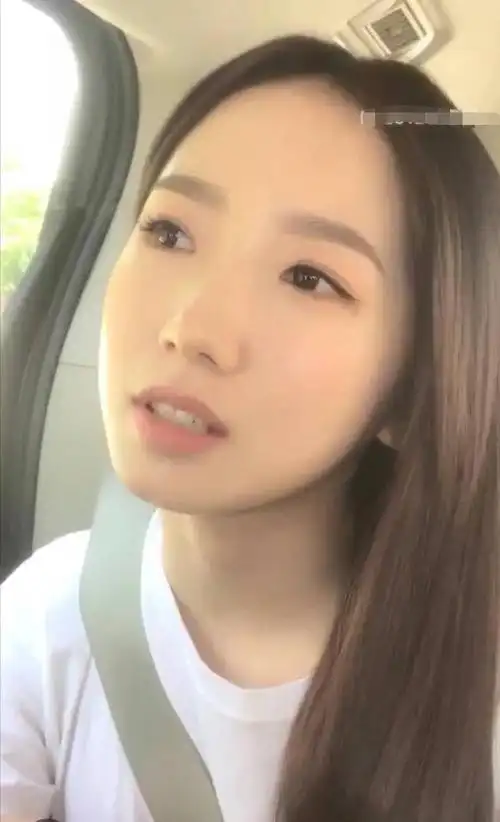 孟美岐怼脸直播照没有浓妆像个高中生网友眉毛化得好不走心