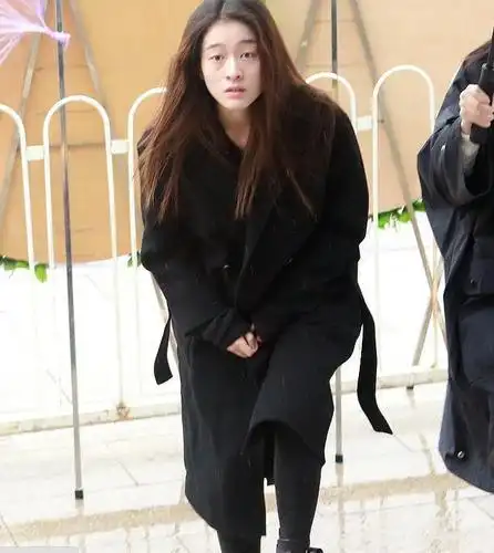 演员张雪迎 着黑衣现身悼念.